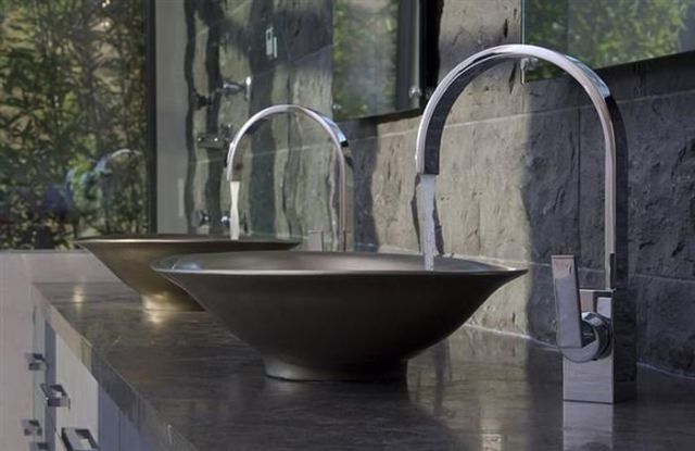 a_luxury_bachelor_pad_fit_for_a_king_640_12
