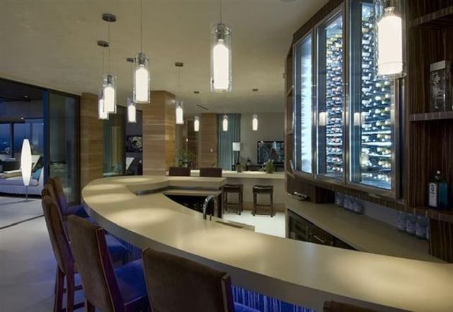 a_luxury_bachelor_pad_fit_for_a_king_640_14