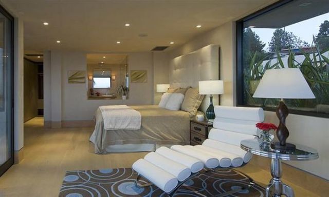 a_luxury_bachelor_pad_fit_for_a_king_640_15